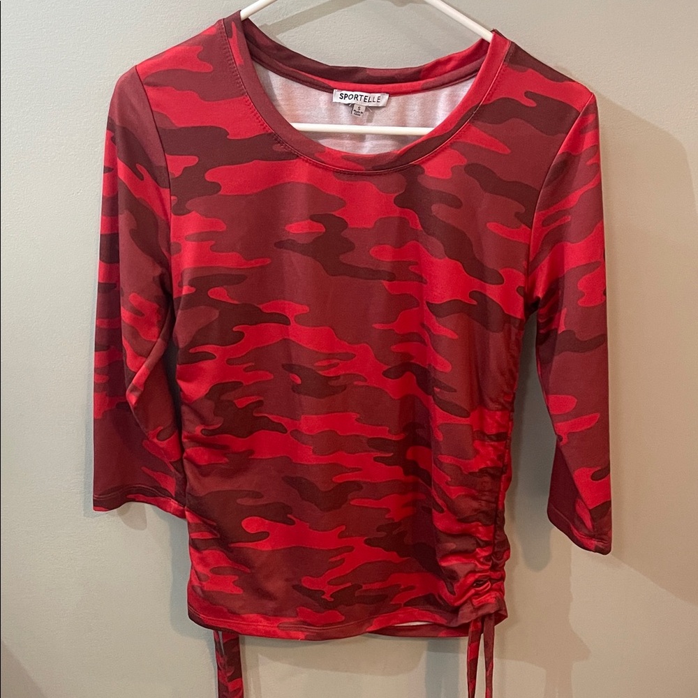 Sportelle small red camo cinch sides crew neck tee shirt